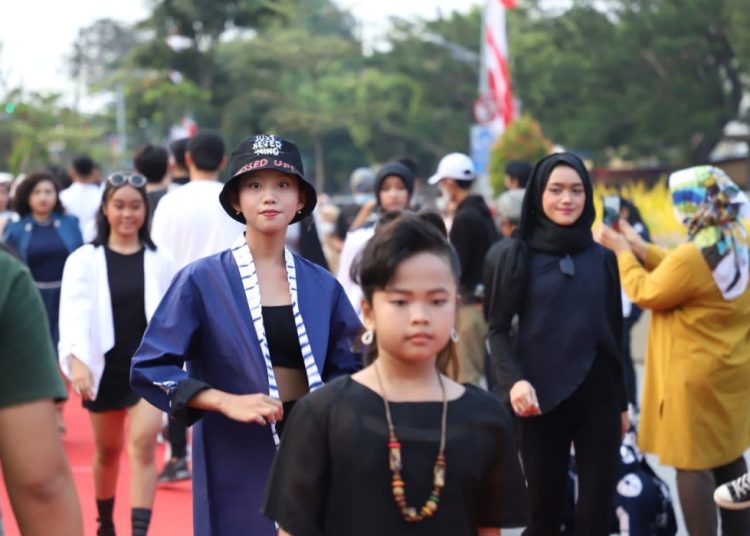 Para anak muda menunjukkan kreasinya di bidang fashion dalam Mejeng Nang Suroboyo di Alun-alun Suroboyo.