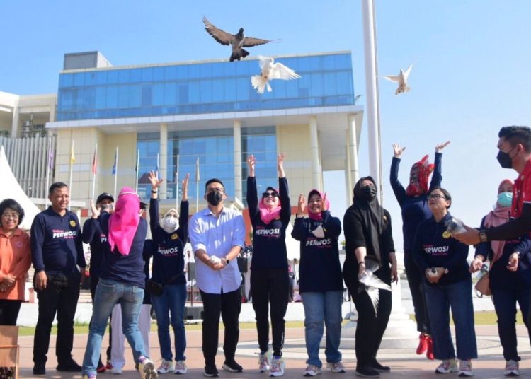 Pelepasan burung merpati oleh Arumi Bachsin pada pembukaan Rakerprov dan Gebyar Perwosi Jatim 2022 di halaman gedung Rektorat Unesa Lidah Wetan, Surabaya.