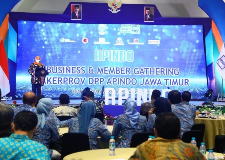 Gubernur Jatim Khofifah Indar Parawansa saat menghadiri Apindo Bussines & Member Gathering dan Rapat Kerja Provinsi (DPP) yang digelar di Hotel Novotel Samator Surabaya.