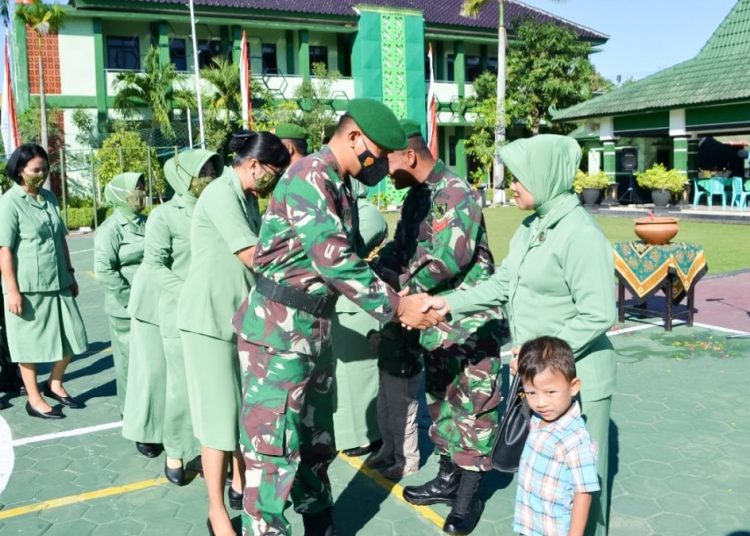 Penyambutan dua personel Kodim 0813 Bojonegoro yang telah selesai melaksanakan tugas perbantuan sebagai Satuan Tugas Aparat Teritorial (Satgas Apter) dalam memperkuat Satuan-Satuan Teritorial di wilayah Kodam XVII Cendrawasih.