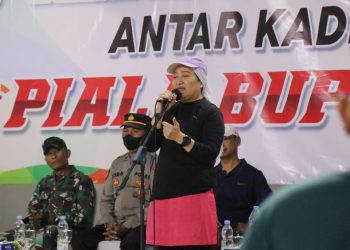 Bupati Anna Mu'awanah dalam Kejuaraan Bulutangkis Antar Kepala Desa se-Kabupaten Bojonegoro di GOR Utama Kabupaten Bojonegoro.