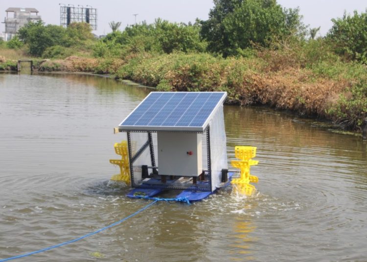 Aerator berbasis fotovoltaic yang dipasang di kawasan Kelurahan Gununganyar Tambak, Surabaya.