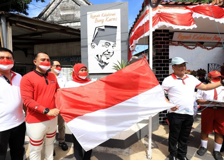 Mendagri Tito Karnavian dan Wali Kota Surabaya Eri Cahyadi di rumah kelahiran Bung Karno di Jalan Pandean Gang IV No. 40 Surabaya.