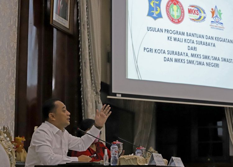 Wali Kota Surabaya Eri Cahyadi dalam pertemuan dengan Musyawarah Kerja Kepala Sekolah (MKKS) SMA/SMA swasta dan MKKS SMA/SMK negeri.