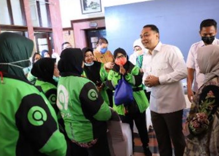 Wali Kota Surabaya Eri Cahyadi bersama para driver ojol perempuan di Balai Kota Surabaya.