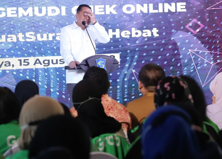 Wali Kota Surabaya Eri Cahyadi menangis saat mengumpulkan driver ojol perempuan untuk memberikan bantuan.