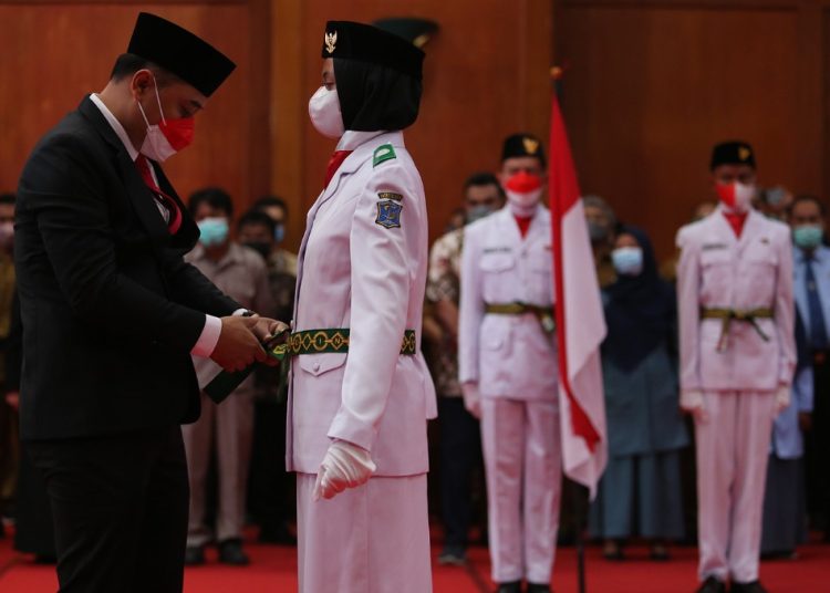 Wali Kota Surabaya Eri Cahyadi dalam pengukuhan personel Paskibra di lantai 6 gedung Graha Sawunggaling, Pemkot Surabaya.