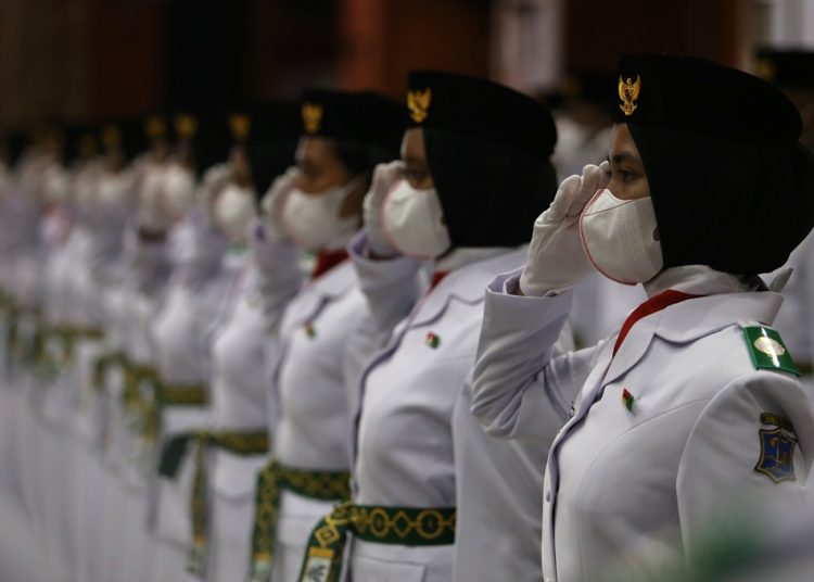 Para personel Paskibra Surabaya yang dikukuhkan Wali Kota Surabaya Eri Cahyadi di lantai 6 Gedung Graha Sawunggaling.