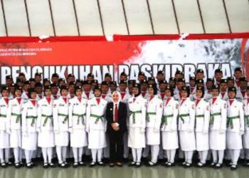 Bupati Bojonegoro Anna Muawanah berfoto bersama dengan para personel Pasukan Pengibar Bendera (Paskibra) tahun 2022 Kabupaten Bojonegoro.