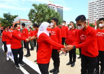 Gubernur Jatim Khofifah Indar Parawansa menyalami tim ekspedisi 77 yang akan berangkat ke Gunung Arjuno.
