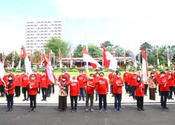 Gubernur Jatim Khofifah Indar Parawansa bersama  Tim Ekspedisi 77 Gunung Arjuno.