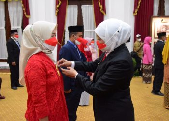 Gubernur Jawa Timur Khofifah Indar Parawansa kembali menyematkan Tanda Kehormatan Satyalancana Karya Satya kepada ASN Pemprov Jatim yang telah memberikan dedikasi dan loyalitasnya dalam menjalankan tugas.