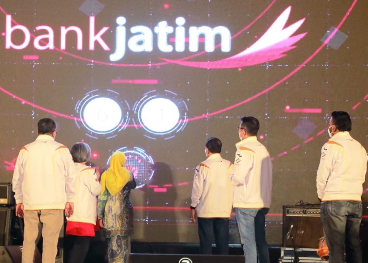 Gubernur Jatim Khofifah Indar Parawansa dalam puncak gelaran HUT ke 61 di Aula Kampus C Universitas Airlangga.