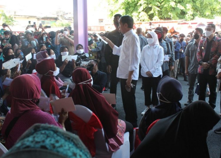 Wali Kota Surabaya Eri Cahyadi mendampingi Presiden Republik Indonesia Joko Widodo (Jokowi) menyalurkan sejumlah bantuan kepada warga Kota Surabaya di Pasar Pucang Anom, Surabaya.