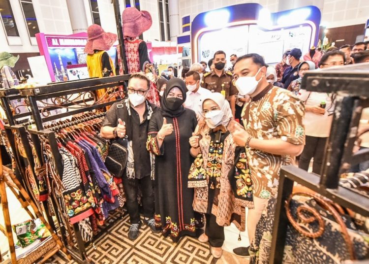 Wali Kota Surabaya Eri Cahyadi mendatangi salah satu stand di Surabaya Great Expo 2022 yang digelar di Exhibition Hall Grand City Surabaya.