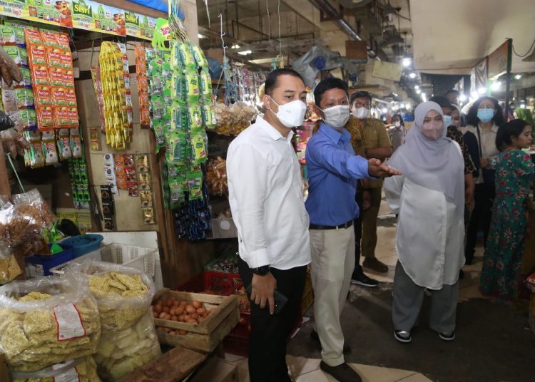 Wali Kota Surabaya Eri Cahyadi saat berada di salah satu pasar tradisional beberapa waktu lalu.