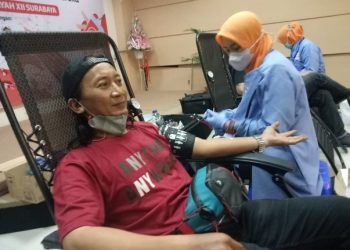 Salah satu warga mengikuti donor darah yang dilaksanakan di gedung Serba Guna PT Pegadaian Kanwil XII Surabaya.