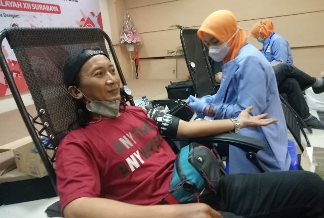 Salah satu warga mengikuti donor darah yang dilaksanakan di gedung Serba Guna PT Pegadaian Kanwil XII Surabaya.