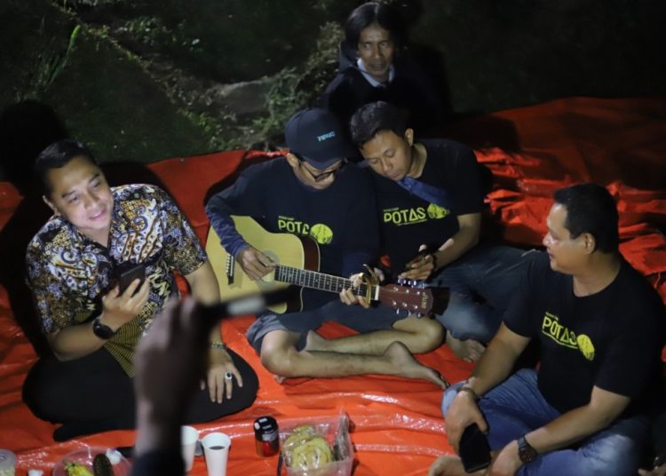 Wali Kota Surabaya Eri Cahyadi bernyanyi diiringi gitar di POTAS Camp 2022 di bumi perkemahan Dlundung, Trawas Mojokerto.