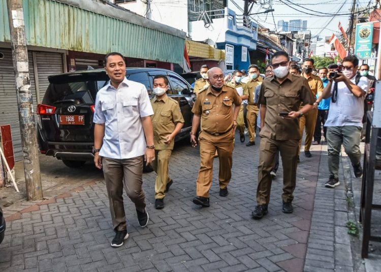 Wali Kota Surabaya Eri Cahyadi bersama sejumlah kepala Perangkat Daerah (PD) di lingkungan pemkot, meninjau kawasan Dolly.