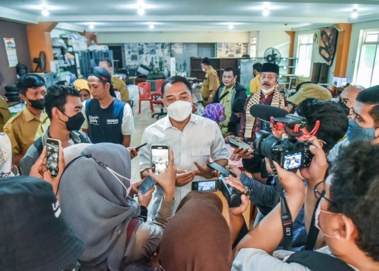 Wali Kota Surabaya Eri Cahyadi di sela meninjau kawasan Dolly.