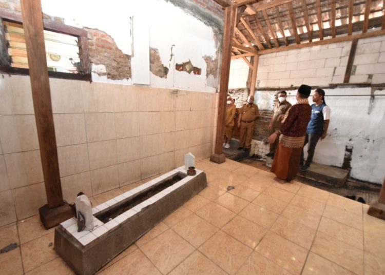 Makam Mbah Kapiludin di Jalan Kupang Gunung Timur.