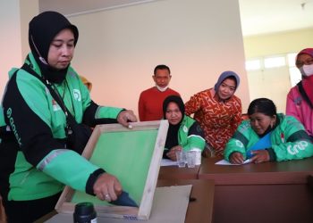 Para pengemudi ojek online (ojol) perempuan di Kota Pahlawan mendapatkan pelatihan sablon dari Dinas Sosial.