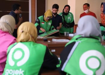 Para pengemudi ojek online perempuan saat mengikuti pelatihan sablon yang dilaksanakan Dinas Sosial Kota Surabaya.