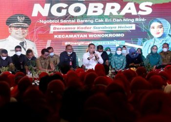 Wali Kota Surabaya Eri Cahyadi bersama Ketua Tim Penggerak PKK Kota Surabaya Rini Indriyani dalam Ngobrol Santai bersama para Kader Surabaya Hebat (KSH) di Unit J1 - O1 Lantai 2 Royal Plaza.