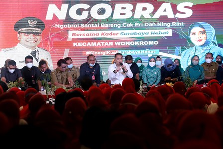 Wali Kota Surabaya Eri Cahyadi bersama Ketua Tim Penggerak PKK Kota Surabaya Rini Indriyani dalam Ngobrol Santai bersama para Kader Surabaya Hebat (KSH) di Unit J1 - O1 Lantai 2 Royal Plaza.