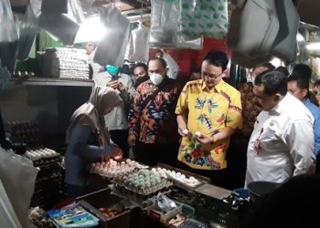Wakil Menteri Perdagangan (Wamendag) RI Jerry Sambuaga di stand pedagang telur dalam kunjungan kerja ke Pasar Genteng Baru.