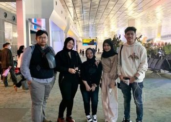 Mahasiswa program Double Degree dari Departemen Sistem Industri ITS saat akan berangkat studi ke Belanda.