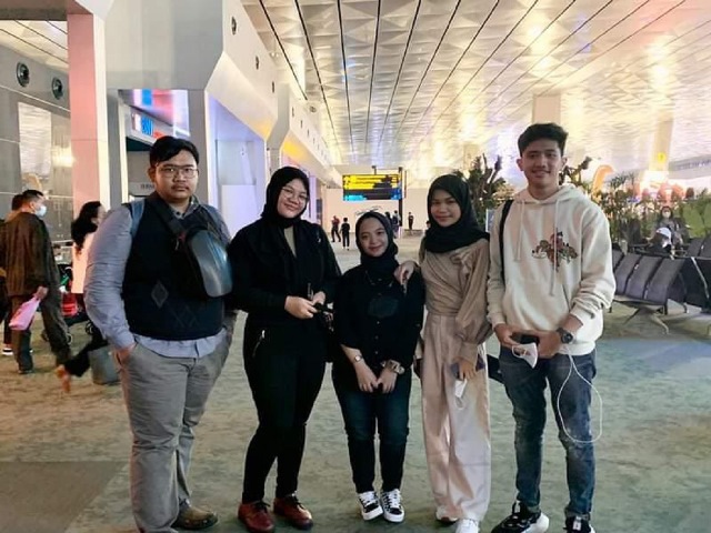 Mahasiswa program Double Degree dari Departemen Sistem Industri ITS saat akan berangkat studi ke Belanda.