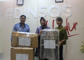 Kepala Dinas Sosial (Dinsos) Surabaya, Anna Fajriatin menerima bantuan 36 tongkat untuk warga Surabaya dari Vasa Hotel.