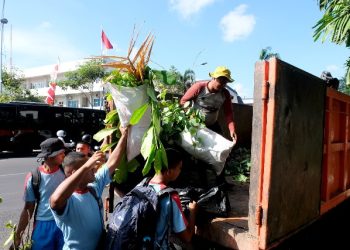 Personel dari Dinas Lingkungan Hidup Surabaya mengangkut sampah dari bersih-bersih Kalimas untuk diangkut ke TPA Benowo.