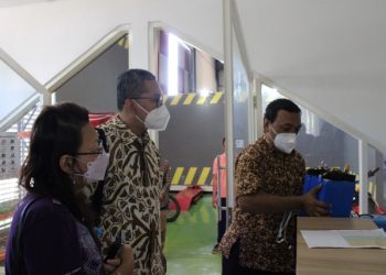 Perwakilan dari Universitas Binus mengunjungi KST Bidang Otomotif ITS yang dibimbing Manajer Unit Klaster Inovasi Otomotif ITS Dr Bambang Sudarmanta (kanan).