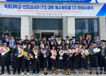 Sebanyak 27 mahasiswa program joint degree Departemen Teknik Perkapalan ITS yang berhasil lulus perdana pada wisuda di Mokpo National University, Korea Selatan.