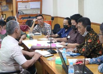 Suasana diskusi perumusan visi keilmuan Prodi Desain Produk di tiap-tiap institusi pendidikan yang terafiliasi dengan Aliansi Desainer Produk Industri Indonesia (ADPII) di ITS.