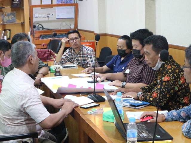 Suasana diskusi perumusan visi keilmuan Prodi Desain Produk di tiap-tiap institusi pendidikan yang terafiliasi dengan Aliansi Desainer Produk Industri Indonesia (ADPII) di ITS.