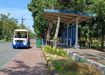 Titik awal keberangkatan iCar di halte 1 di depan asrama mahasiswa ITS
