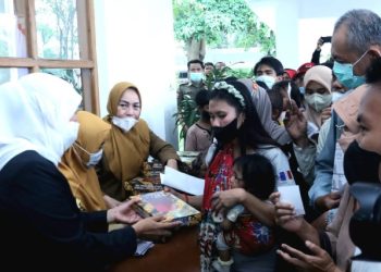 Gubernur Jawa Timur Khofifah Indar Parawansa membagikan 77 ribu bendera merah putih secara gratis kepada masyarakat.