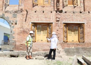 Gubernur Jawa Timur Khofifah Indar Parawansa saat mengunjungi Benteng Van den Bosch di Kabupaten Ngawi.