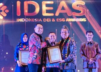 Wali Kota Surabaya Eri Cahyadi menerima penghargaan sebagai Pemimpin Terpopuler di Media Online 2021 Kategori Wali Kota, yang diberikan oleh Humas Indonesia.