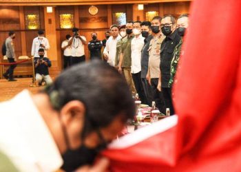 Selain menandatangi ikrar kesetiaan NKRI dan Pancasila serta pencabutan baiat anggota JI, juga dilakukan penghormatan dan mencium bendera merah putih.