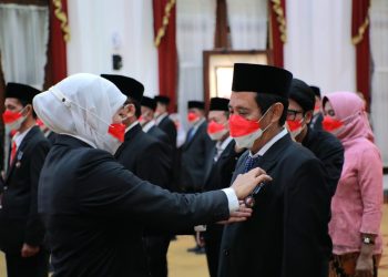 Gubernur Jatim Khofifah Indar Parawansa menyematkan Anugerah Satyalancana Karya Satya di kepada ASN di gedung Negara Grahadi.