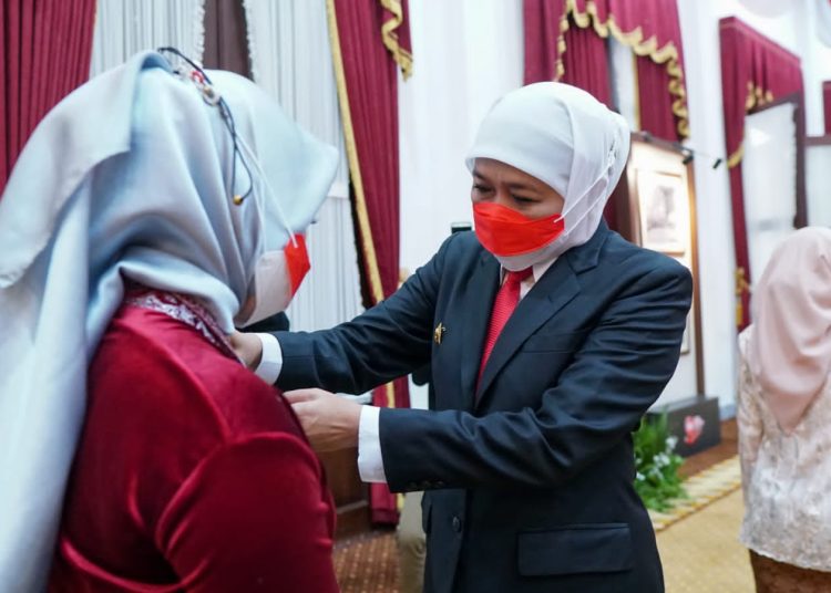 Gubernur Jatim Khofifah Indar Parawansa menyematkan Anugerah Satyalancana Karya Satya di kepada ASN di gedung Negara Grahadi.