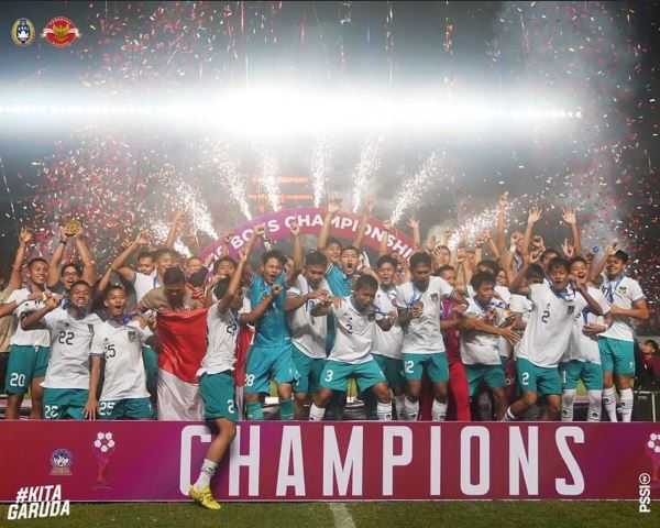Para pemain Timnas Indonesia U-16 berselebrasi usai menjuarai Piala AFF U-16 2022.