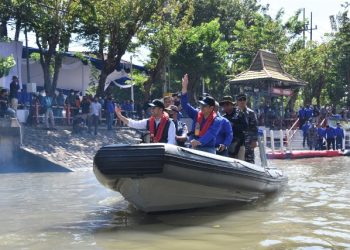 Wagub Jatim Emil Elestianto Dardak menaiki perahu karet ikut menghadiri program Suroboyo Berlian Kasih (Surabaya Bersih Lingkungan- Kali Bersih) di sepanjang bantaran Kalimas.