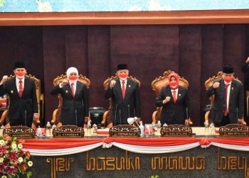 Gubernur Jawa Timur Khofifah Indar Parawansa bersama pimpinan DPRD Jatim dalam Rapat Paripurna Istimewa DPRD Provinsi Jawa Timur Tahun Sidang 2022.