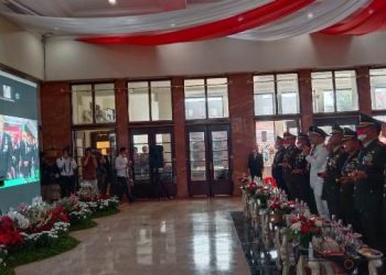 Wali Kota Surabaya Eri Cahyadi bersama Wakil Wali Kota Surabaya Armuji dan juga Forkopimda Kota Surabaya menyapa para veteran dan warga Surabaya secara virtual dari lobby lantai 2 Balai Kota Surabaya.